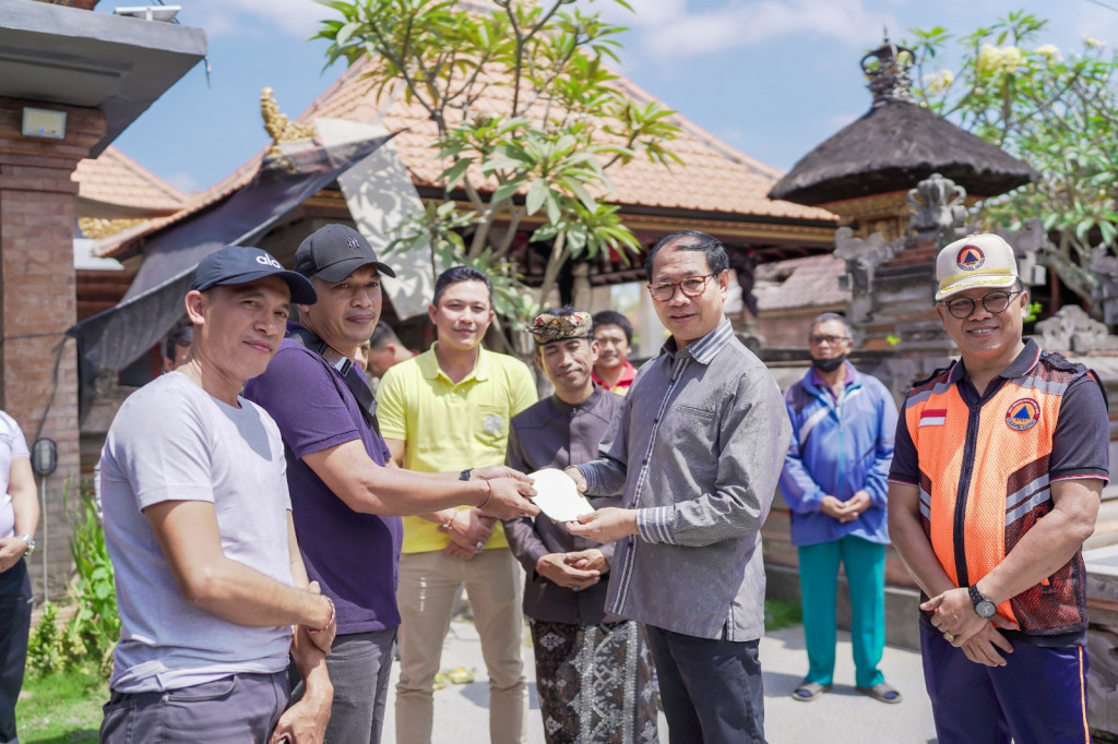 Pemkab Badung Salurkan Rp. 571 Juta Lebih Untuk Korban Bencana di Mengwi dan Abiansemal